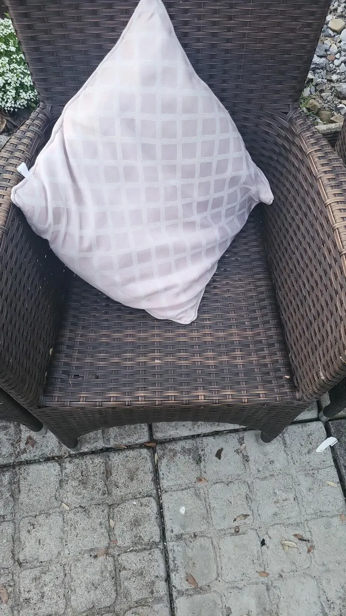 6 rattan chairs with cushions. - Image 3