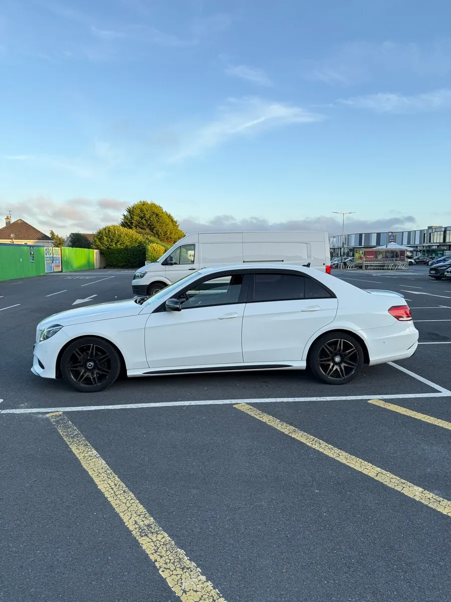 Mercedes-Benz E220 AMG Night Edition - Image 2