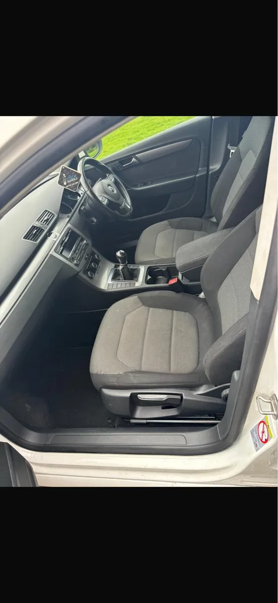 Volkswagen Passat - Image 4