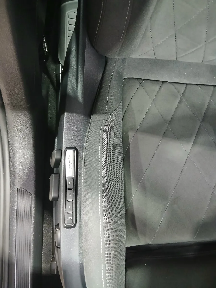 2022 Volkswagen Golf 2.0 TDI life - Image 4