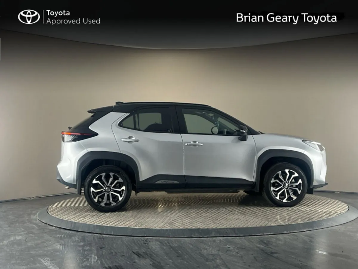 Toyota Yaris Cross HYBRID LUNA SPORT BI-TONE - Image 3