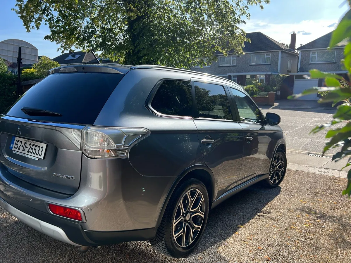 Mitsubishi Outlander 2015 **low mileage** - Image 2