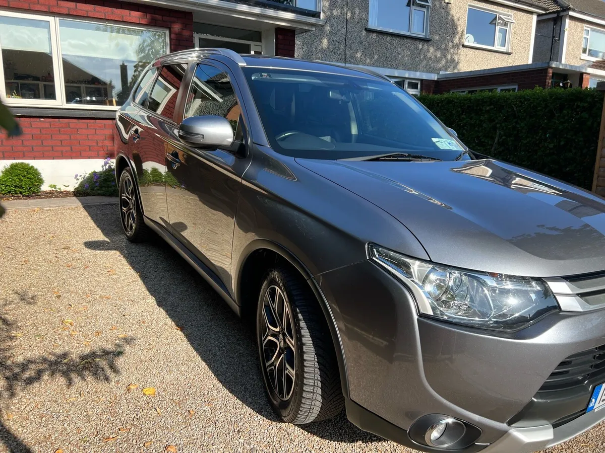Mitsubishi Outlander 2015 **low mileage** - Image 3