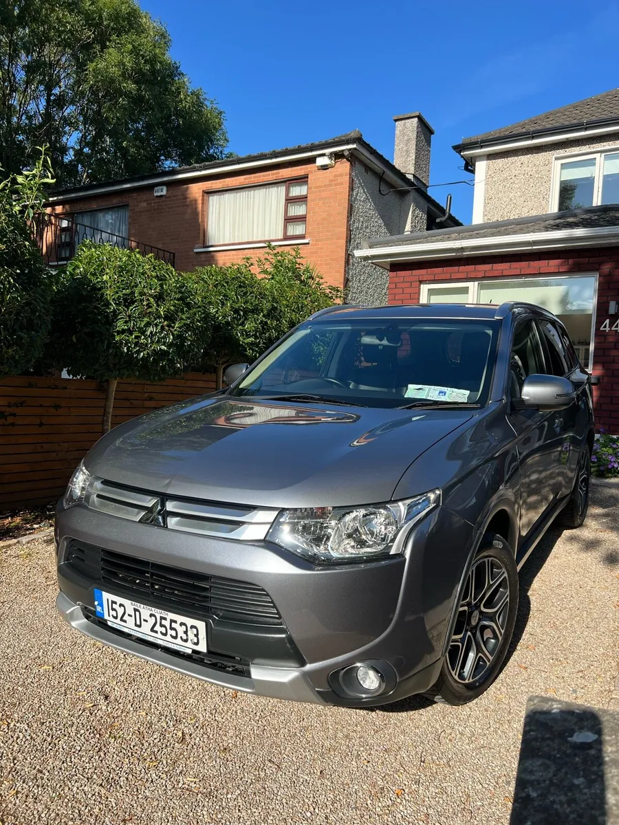 Mitsubishi Outlander 2015 **low mileage** - Image 4