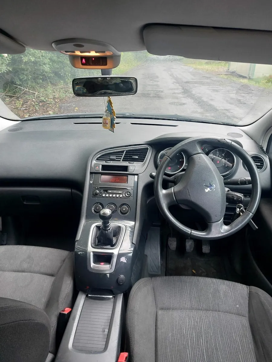 Peugeot 5008 2010 - Image 1