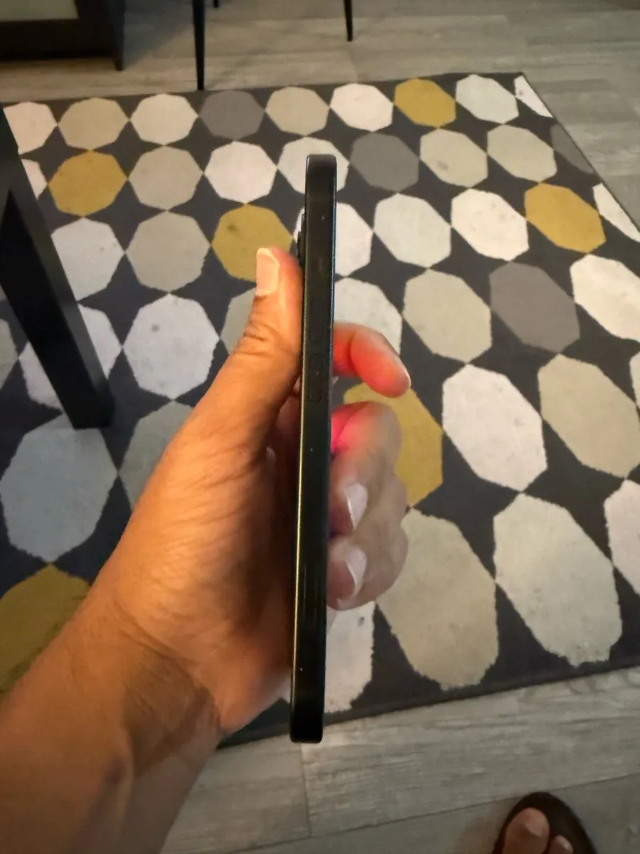 iPhone 15 - 128GB - Image 4