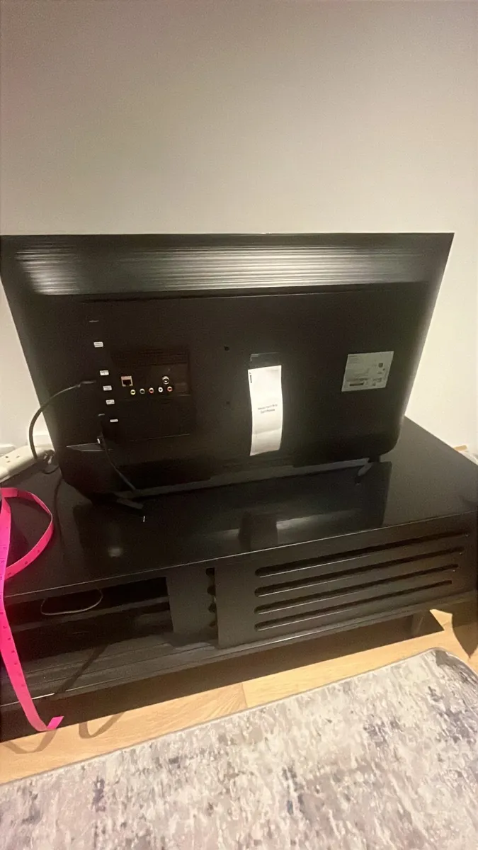 Samsung 32" T4300 HD Smart TV - Image 1