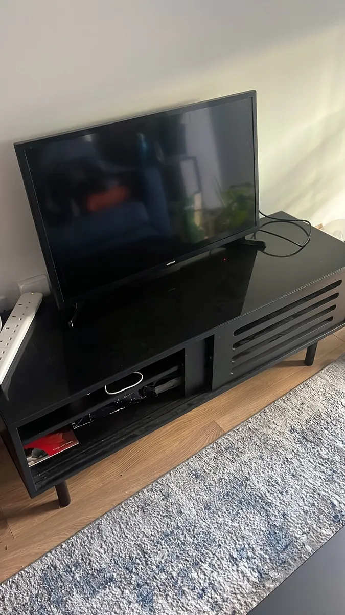Samsung 32" T4300 HD Smart TV - Image 2