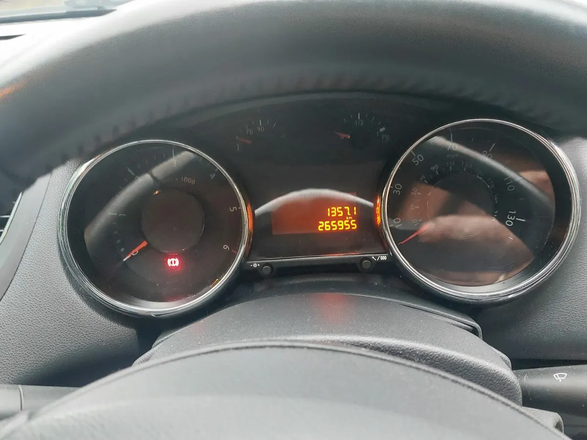 Peugeot 5008 2010 - Image 2