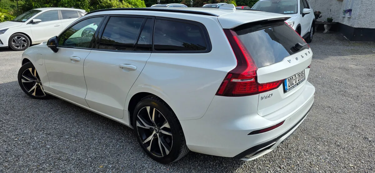 Volvo V60 2020 R DESIGN T6 RECHARGE 4WD - Image 4