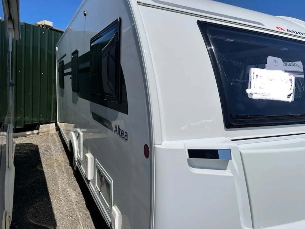 2016 ADRIA 552 UP TRENT 4/5 BERTH CARAVAN - Image 2