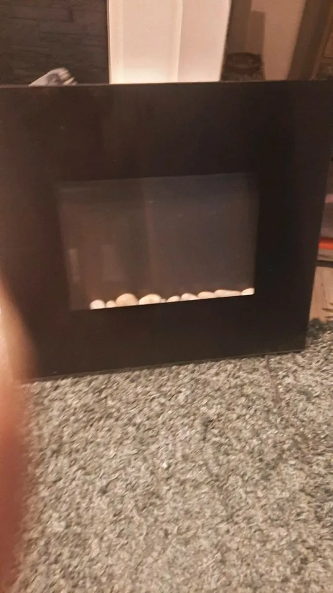 Flat screen fire  and wall bracket - Image 1
