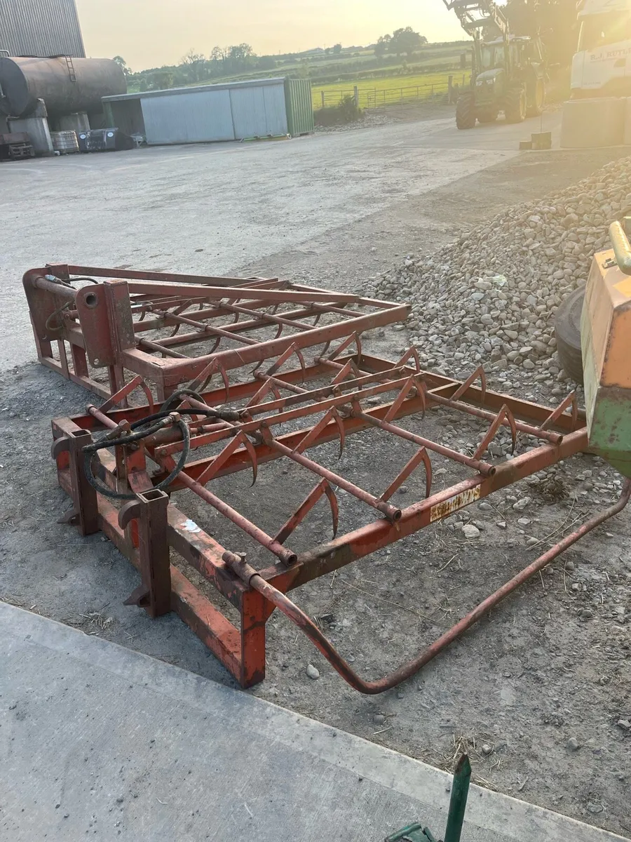 Flat 8 grab and bale sleighs - Image 1