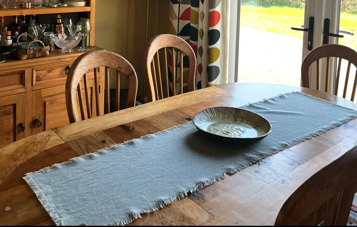 Kitchen table and chairs - Image 1