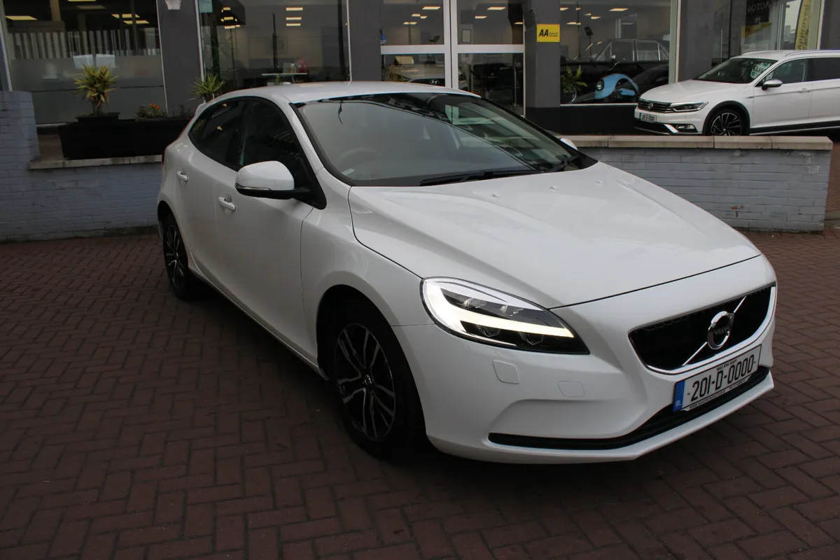 VOLVO V40 1.5 SPORT T3 EDITION 5DR HATCHBACK AUTO - Image 1