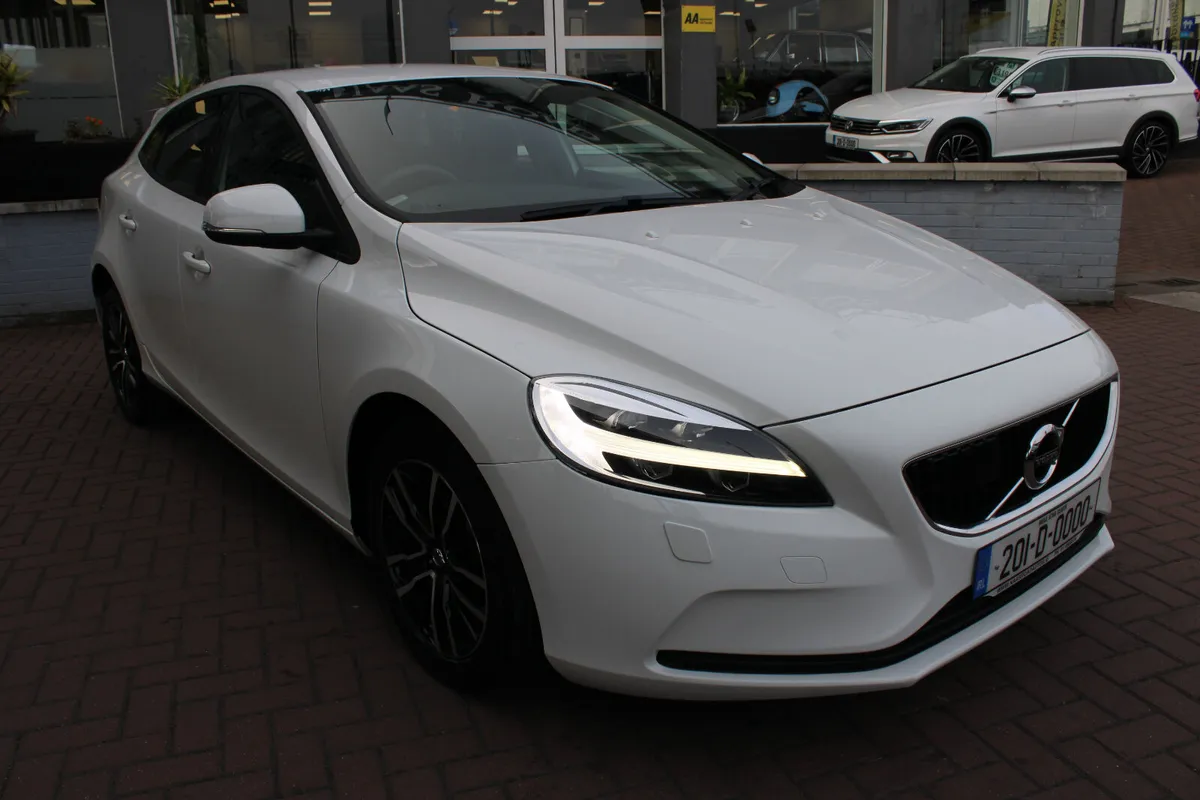 VOLVO V40 1.5 SPORT T3 EDITION 5DR HATCHBACK AUTO - Image 2