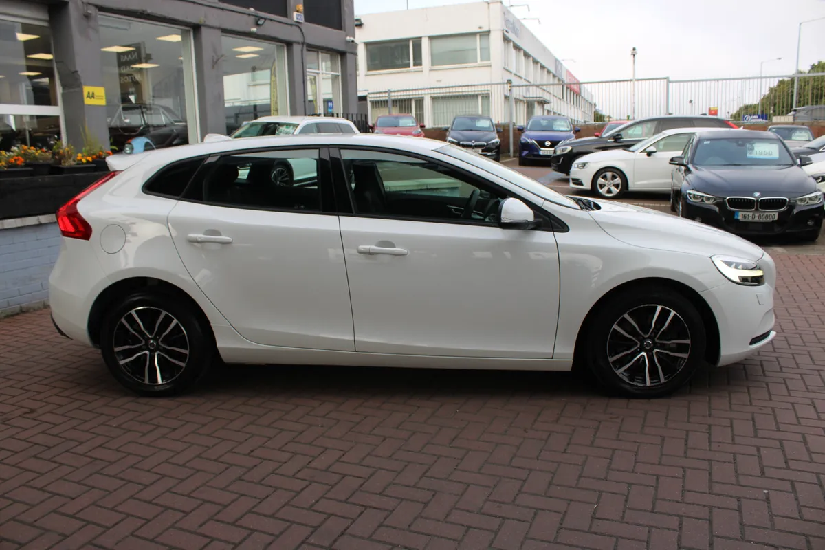 VOLVO V40 1.5 SPORT T3 EDITION 5DR HATCHBACK AUTO - Image 3