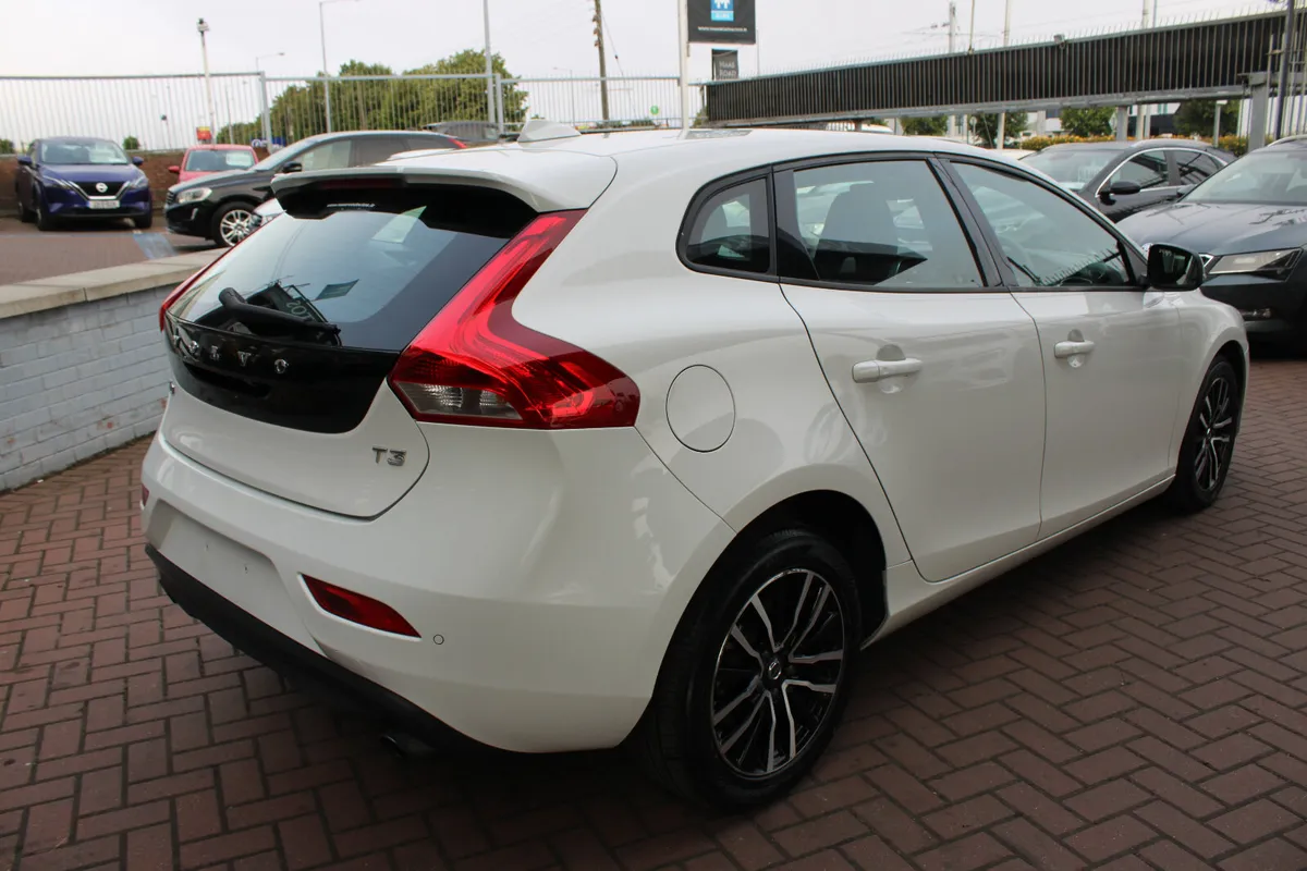 VOLVO V40 1.5 SPORT T3 EDITION 5DR HATCHBACK AUTO - Image 4