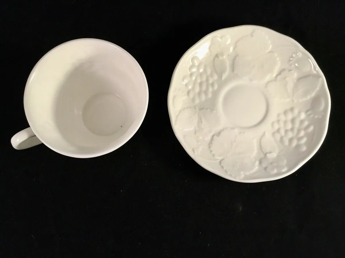 Vintage Wedgewood 'Strawberry & Vine Cups/Saucers - Image 4