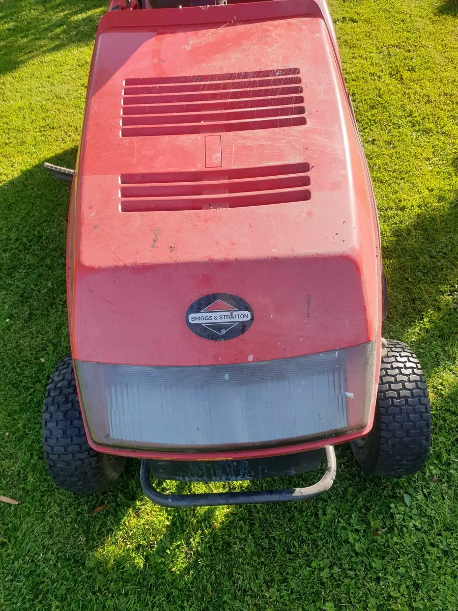 Ride-on lawnmower - Image 1