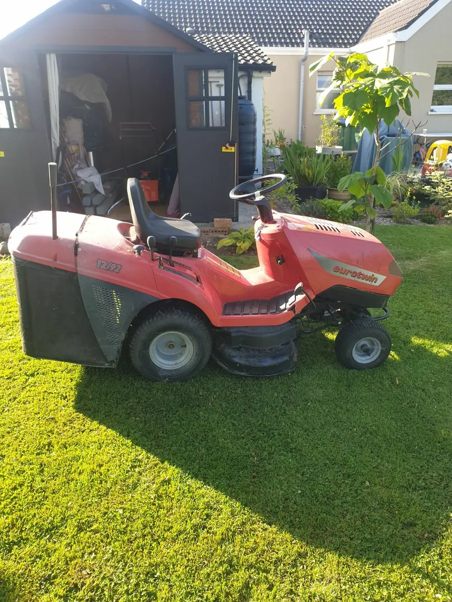 Ride-on lawnmower - Image 2