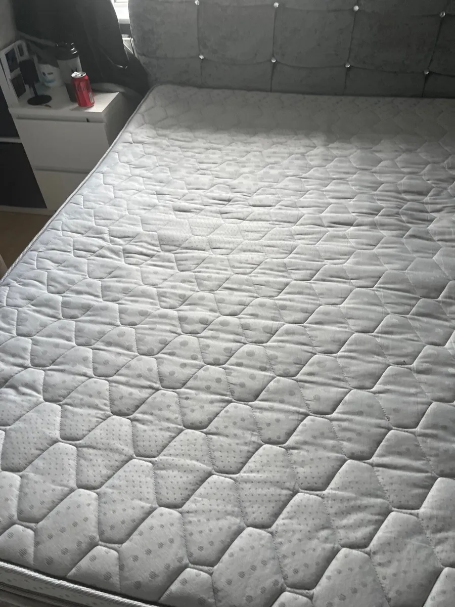 Divan King bed base and headboard - Image 4