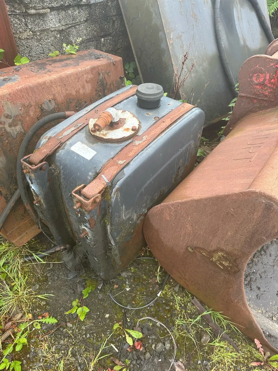 SCANIA SINGLE WHEEL TAG AXLE + PTO TANKS - Image 4