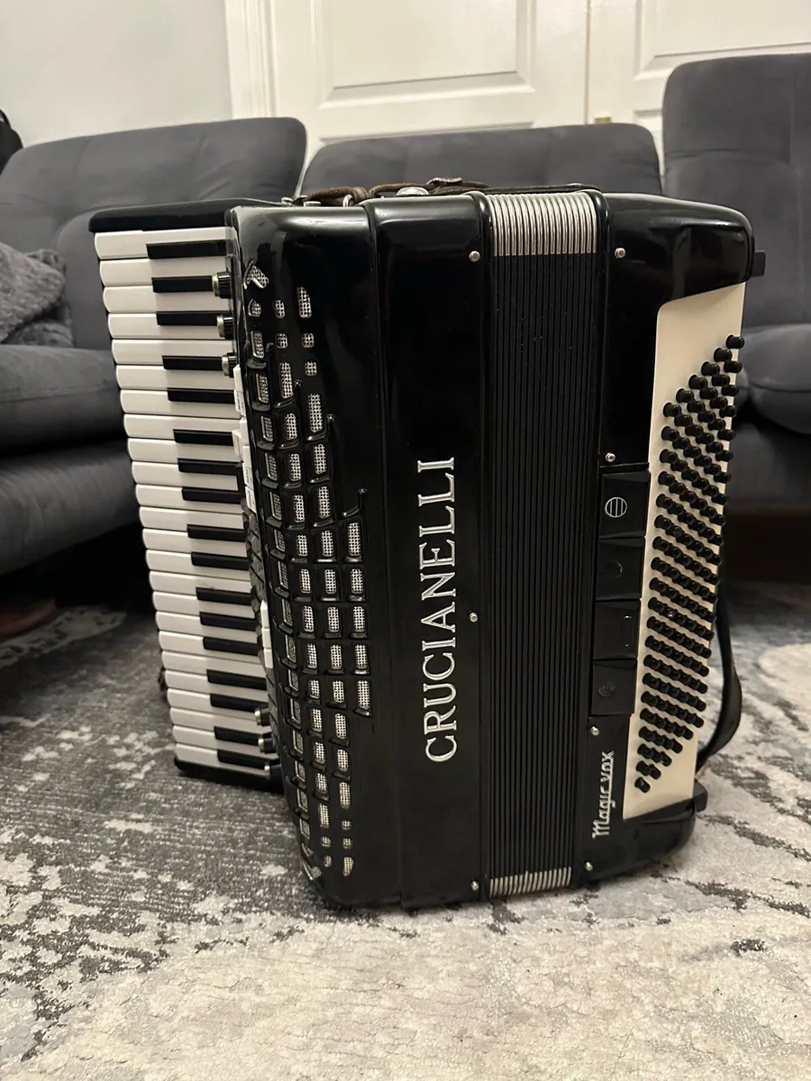 Crucianelli 120 Bass Accordion - Image 2