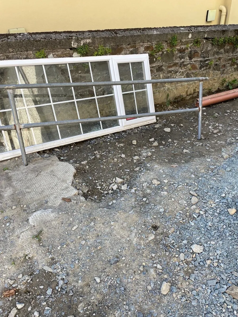 Multiple tubular railings - Image 1