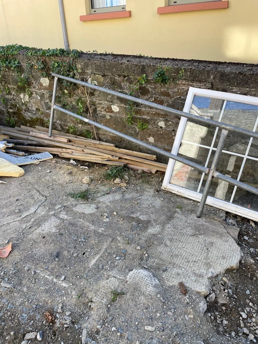 Multiple tubular railings - Image 2