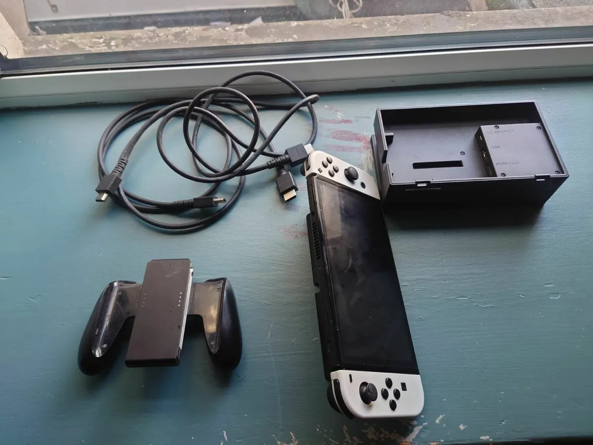 Secound hand switch oled with accessories - Image 1