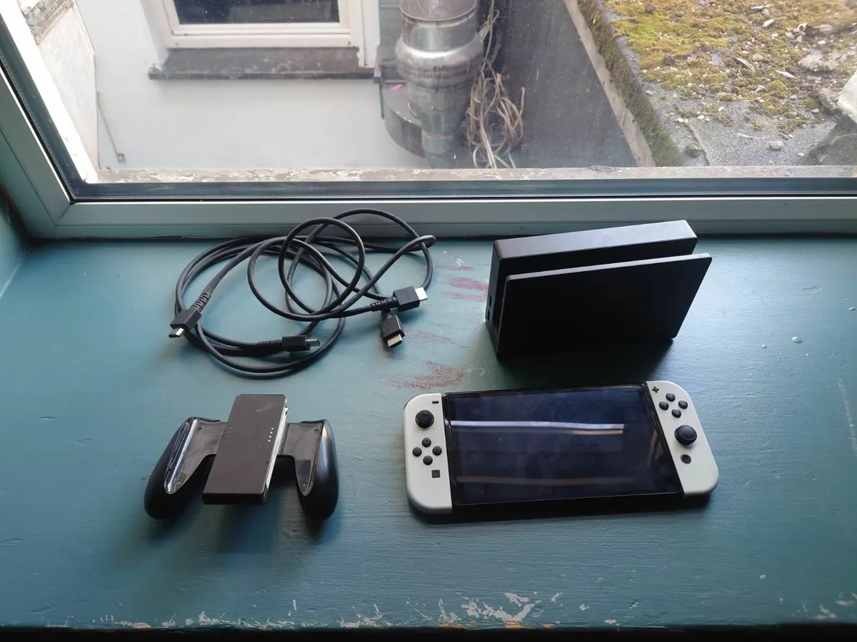 Secound hand switch oled with accessories - Image 2