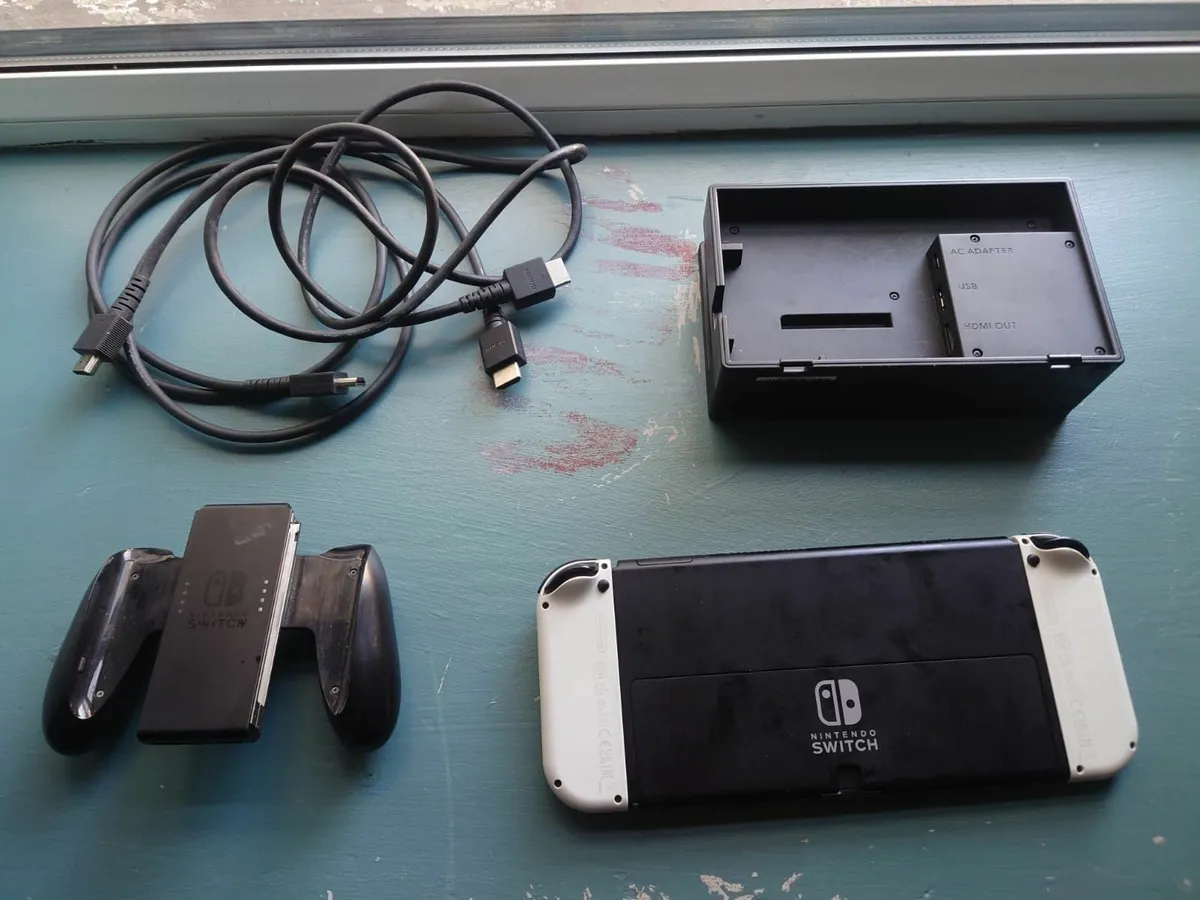 Secound hand switch oled with accessories - Image 3
