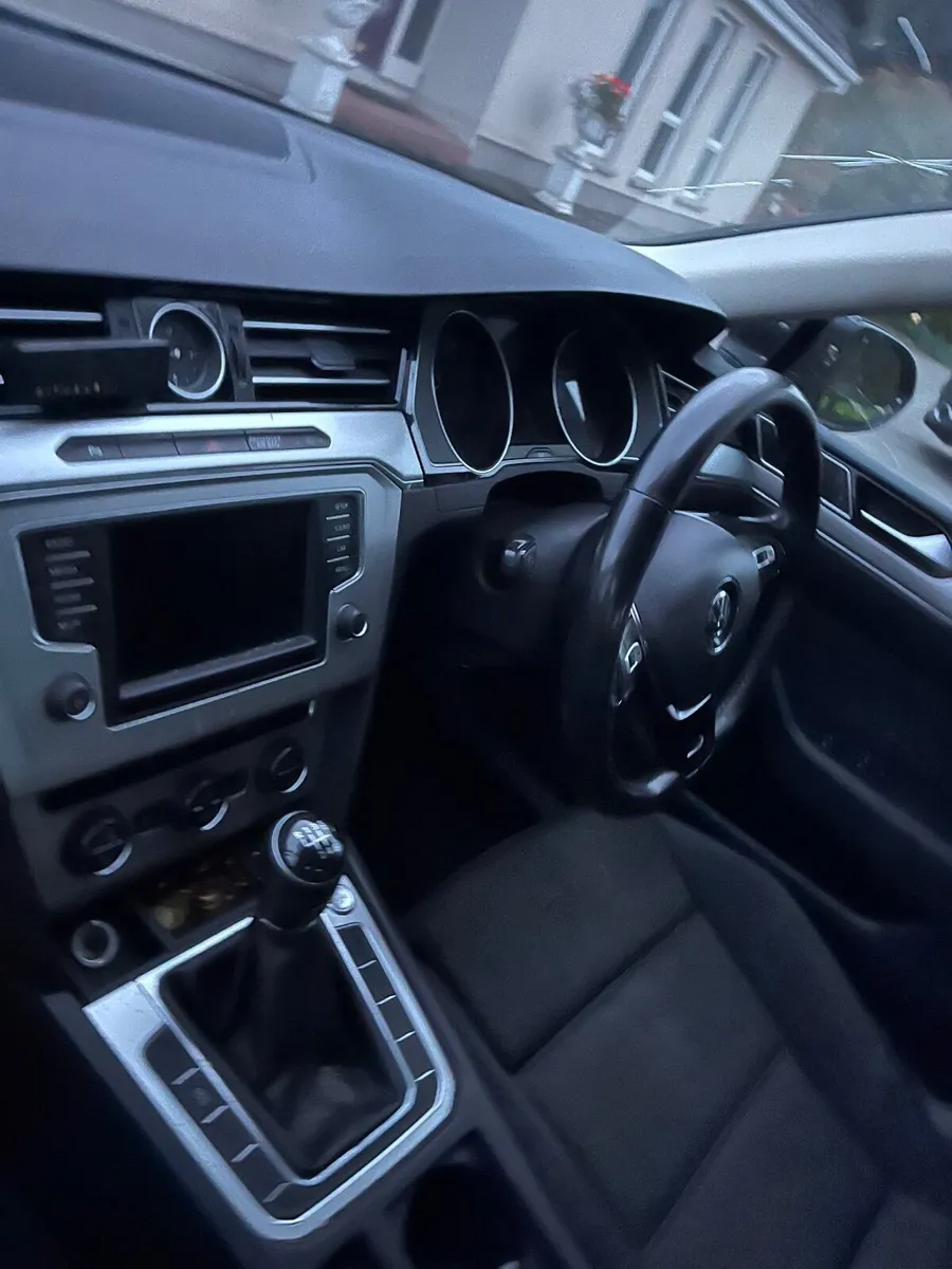 Volkswagen Passat 2015 - Image 2