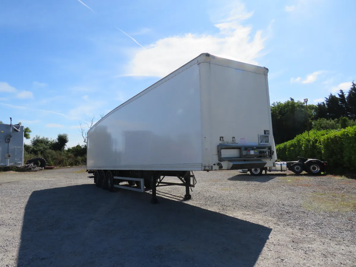 Box van trailer with taillift - Image 1