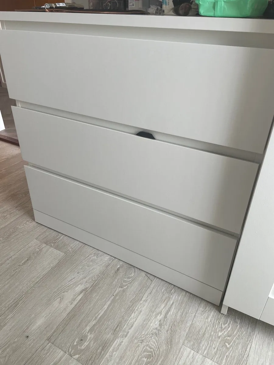 Bedroom drawer set - Image 1