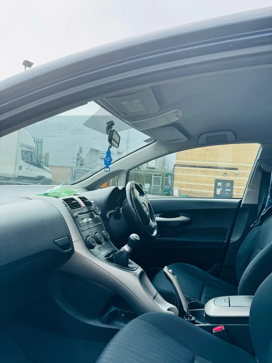 Car Toyota auris - Image 3