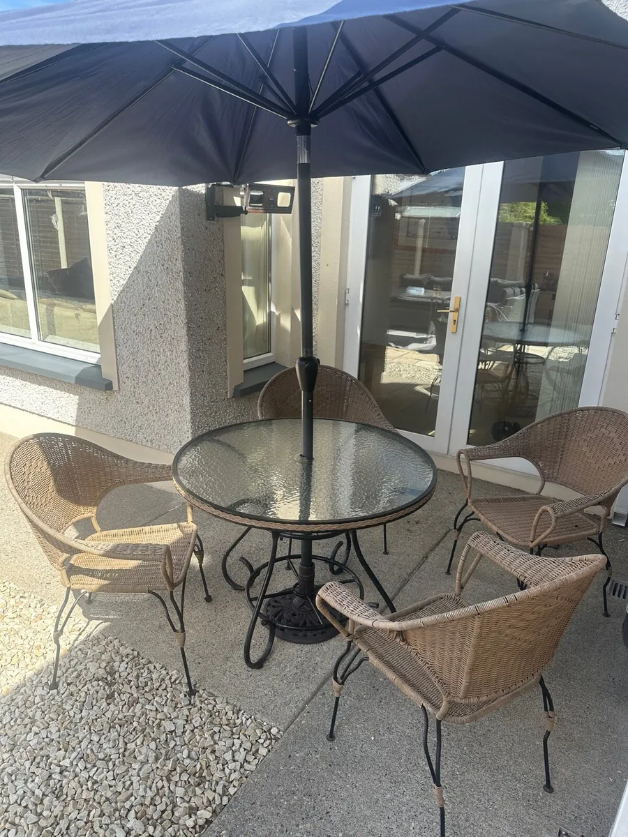 Table chairs umbrella - Image 1