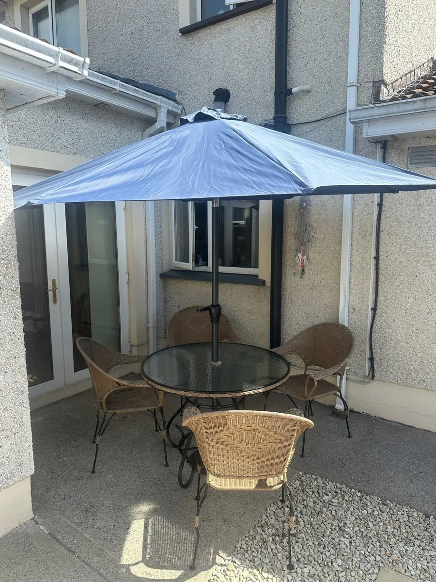 Table chairs umbrella - Image 2