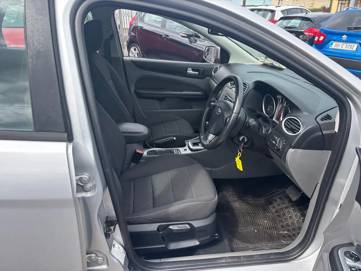 Ford Focus 2011 AUTOMATIC  PETROL  LOW  MILES - Image 4