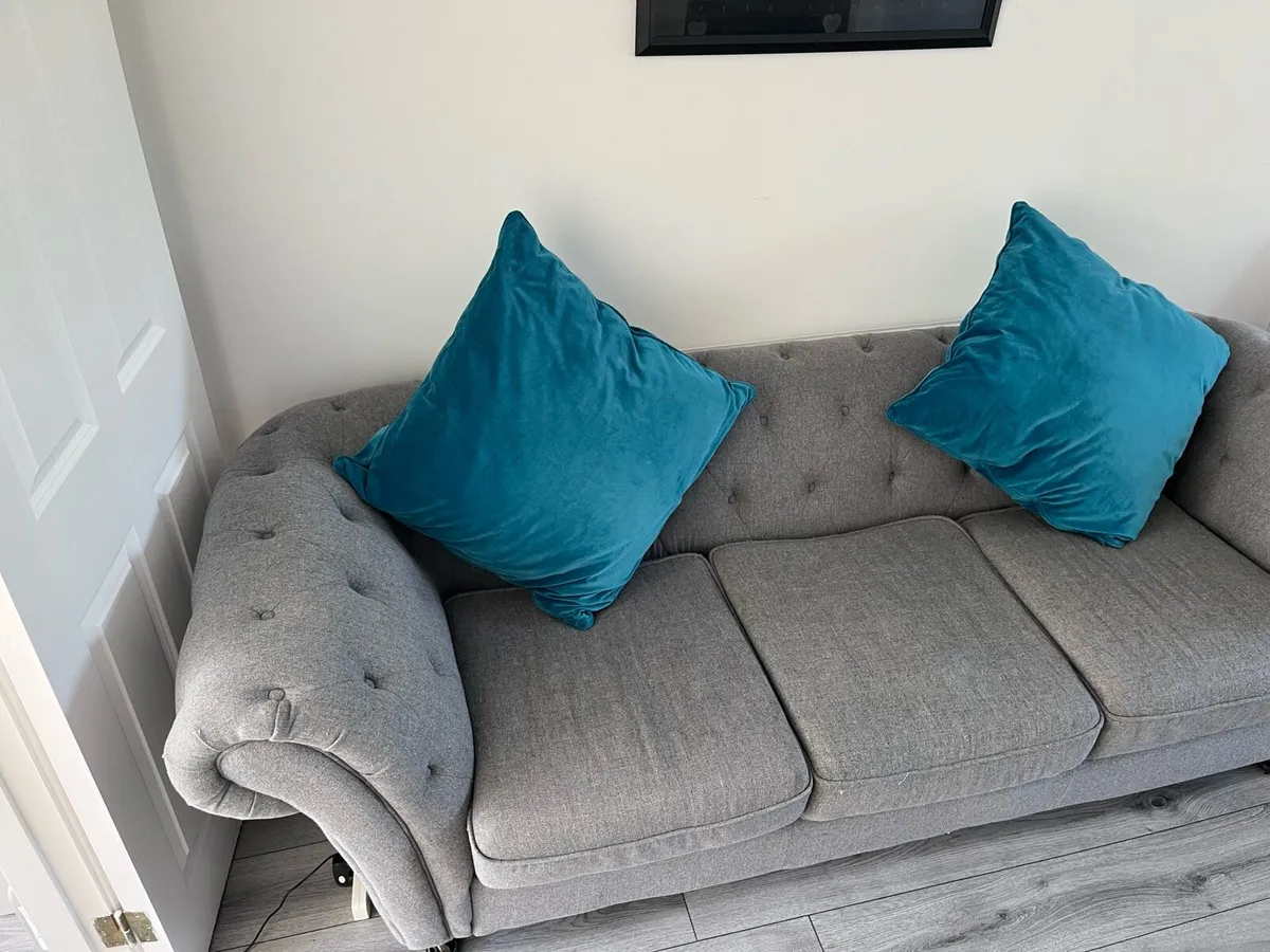 Chesterfield couch - Image 2