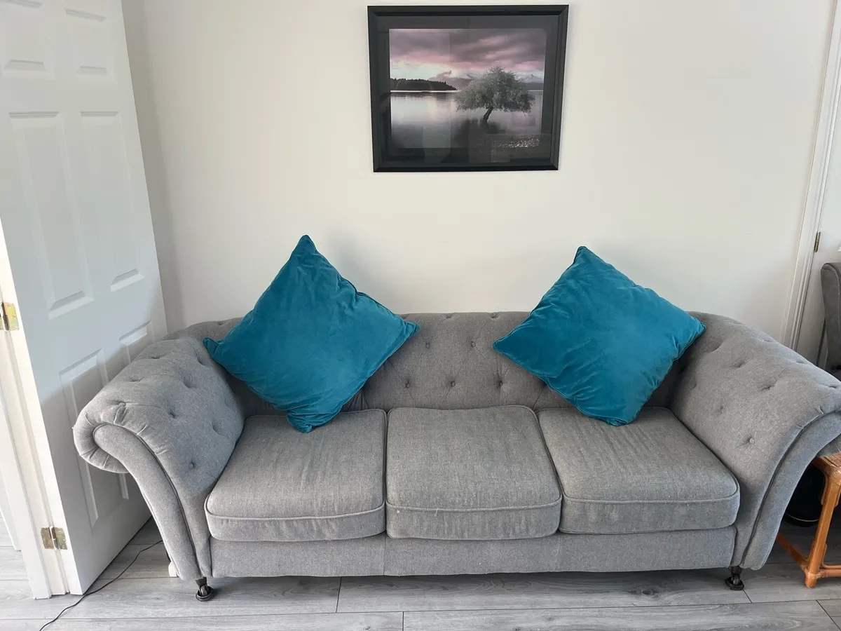 Chesterfield couch - Image 3