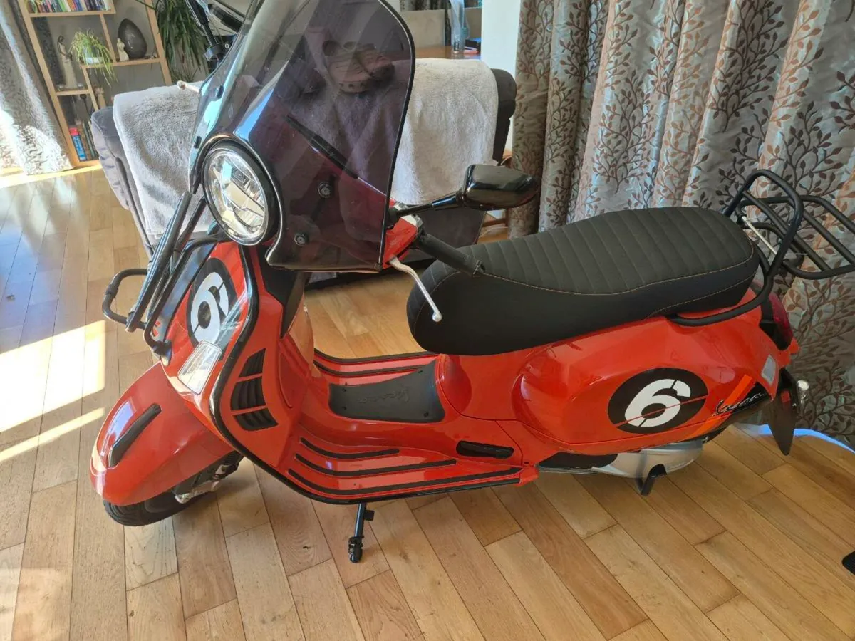 Vespa 300 gts Super Sport - Image 2