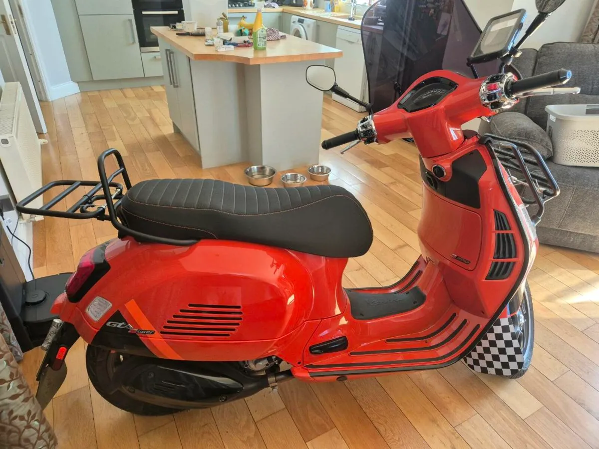 Vespa 300 gts Super Sport - Image 3