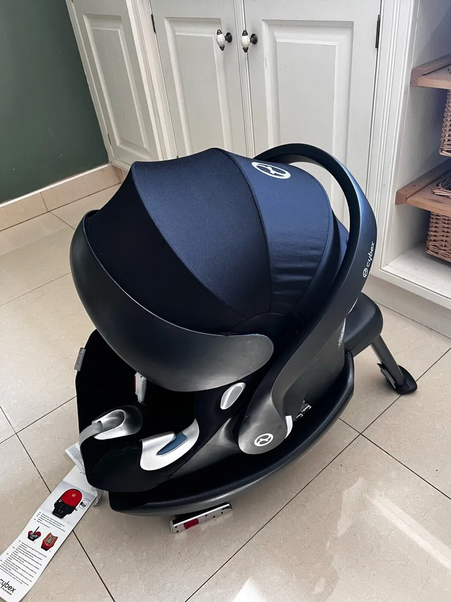 Cybex car seat and isofix base - Image 1