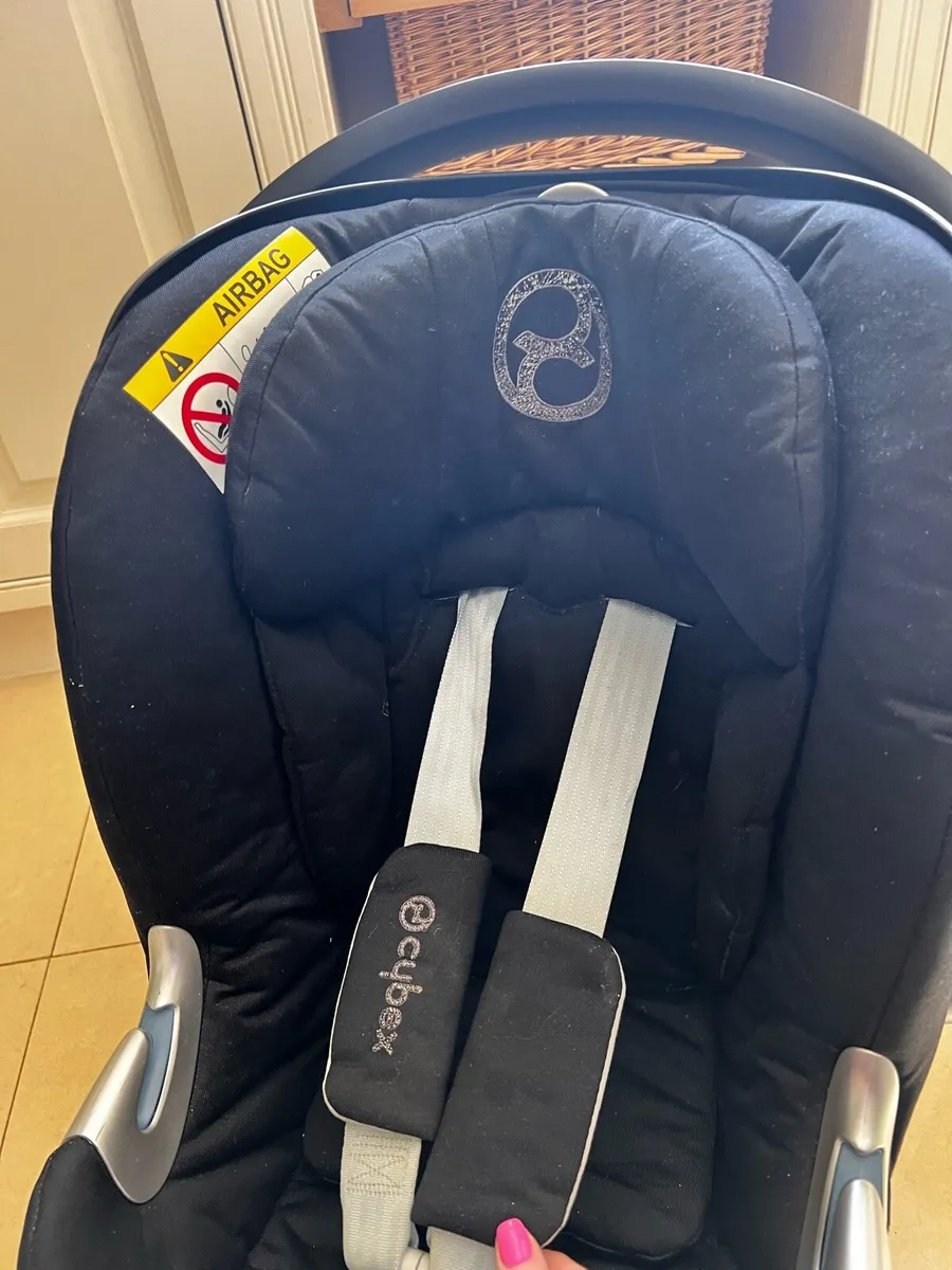Cybex car seat and isofix base - Image 3