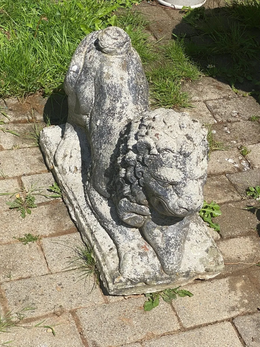 Garden statue lions pair - Image 1