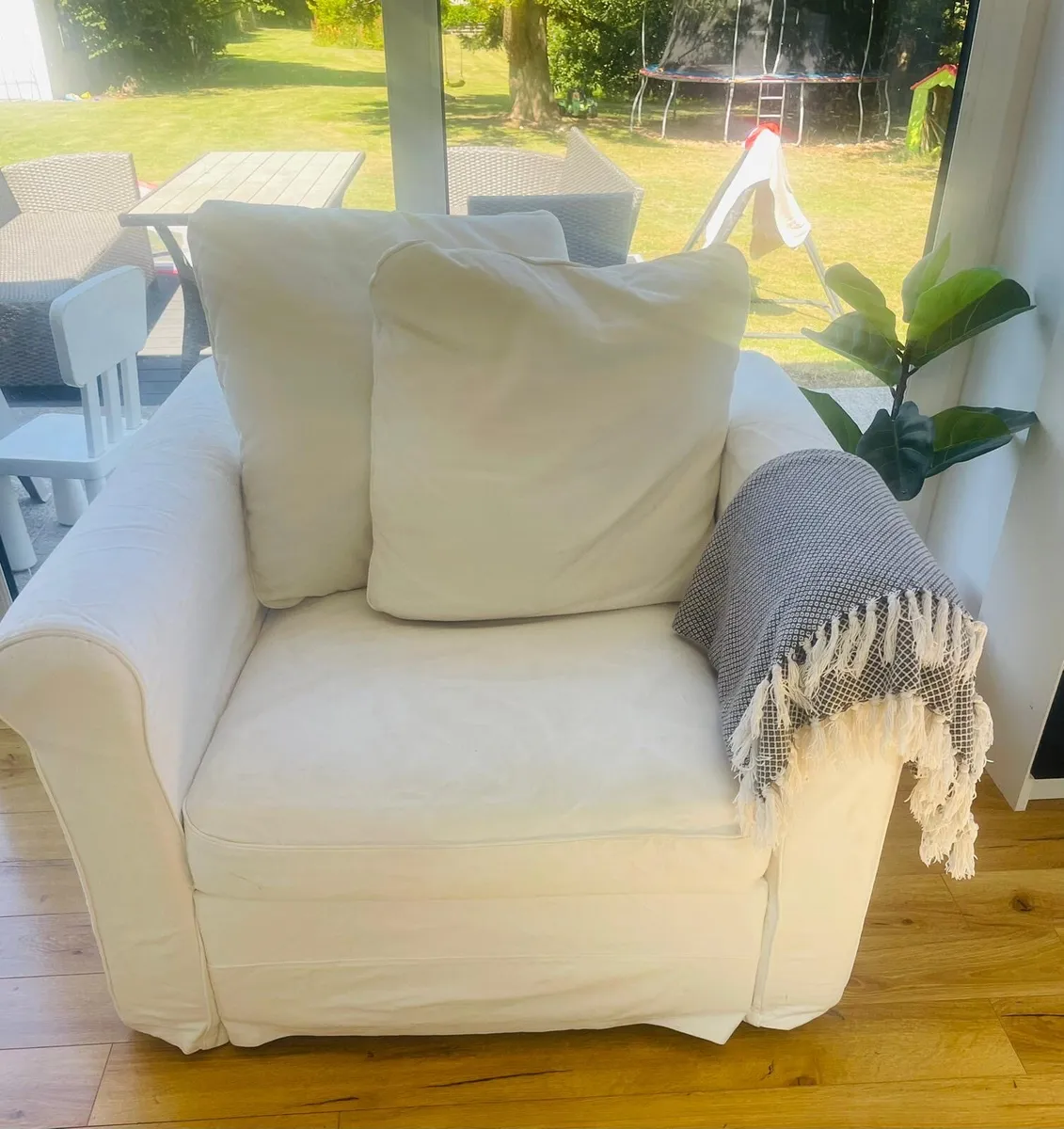White sofa - Image 2