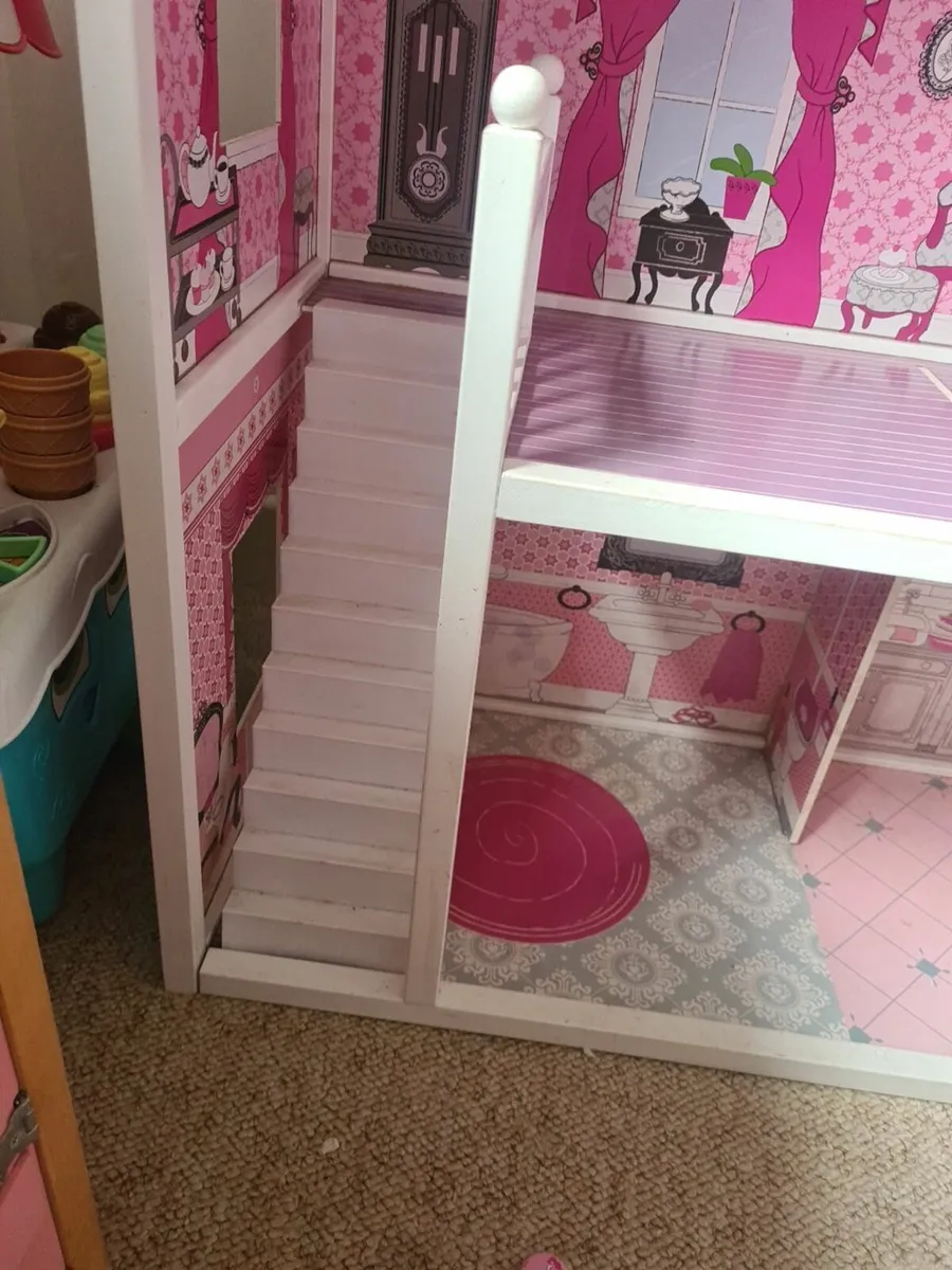 Big pink doll house - Image 1