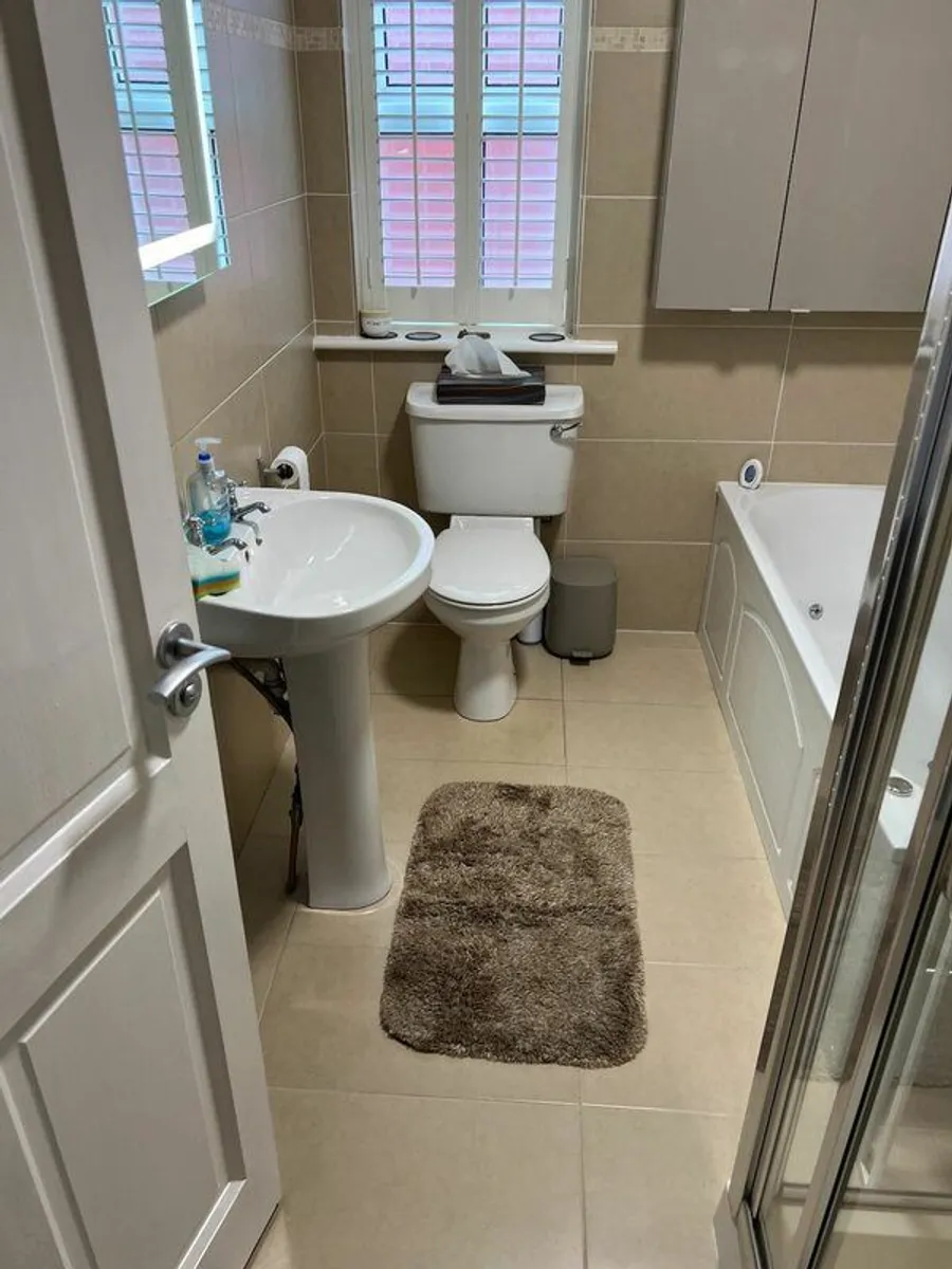 Bathroom contents - Image 1